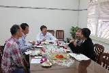 104年12月18日澳洲駐台辦事處代表雷家琪等一行2人拜訪，於分所長室交流討論