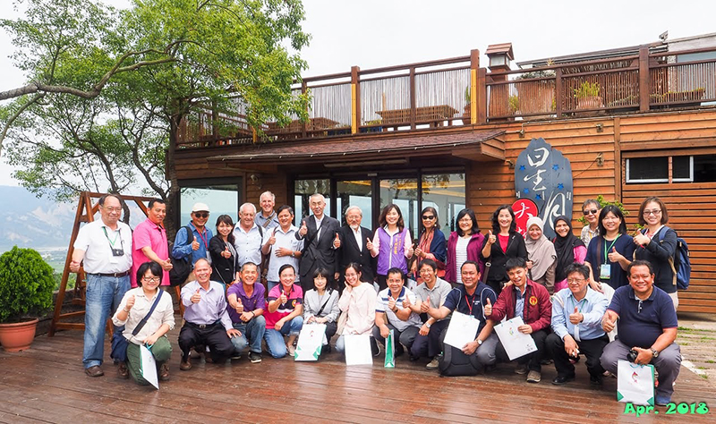 Group photo of the participants accompanied by the local farmers and government officers at Waipu.