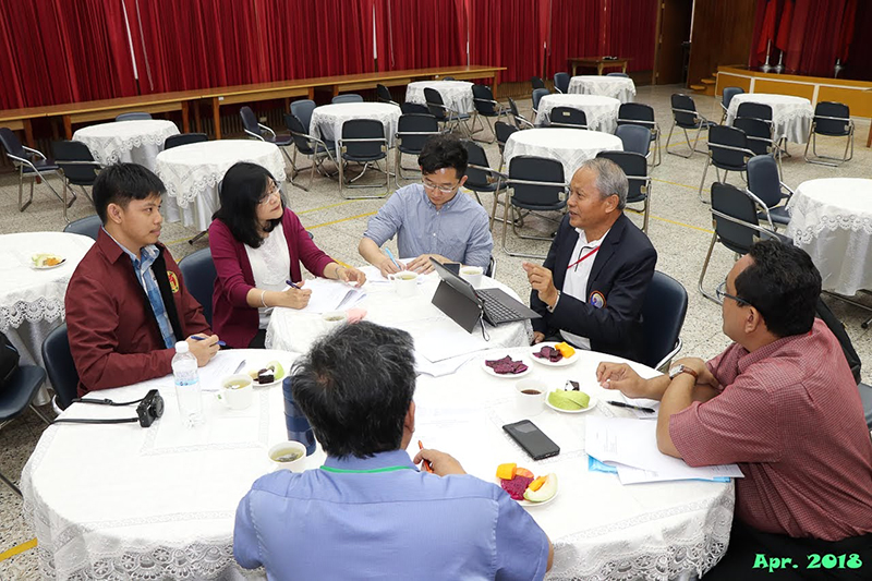 The steering committee members were divided into four groups and each group has its assigned topics for discussion.